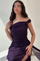 فستان سهرة بنفسجي من الدانتيل بتصميم راق