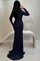 فستان كحلي لامع بتصميم لف أنيق