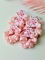 توزيعات ربطات شعر وردية – توعية بسرطان الثدي (أكتو...