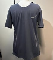 تيشيرت رجالي نايك لون رمادي