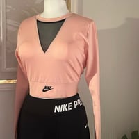 تيشيرت رياضي نايك شبك باللون الوردي