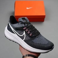 حذاء رياضي نايك باللون الاسود