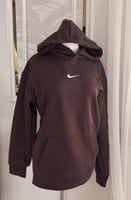 بلوفر بفتحة كف لون بني بتطريز شعار نايك