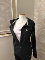 جاكيت نايك باللون الأسود