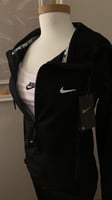 جاكيت نايك باللون الأسود