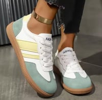 حذاء رياضي نسائي