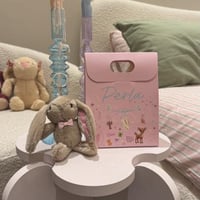 ميدالية الارنب-بني وردي