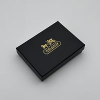 حامل بطاقات عمل كوتش بني داكن بشعار ذهبي