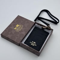 حامل بطاقات عمل كوتش اسود بشعار ذهبي 2