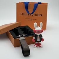 ميدالية لويس فيتون طقم احمر