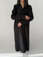 عبايه شتوية جوخ مع قيطان مخمل وبزرار واحد