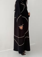 الفارقة | بقماش كريب اندونيسي اسود مع تطريز حلزوني...