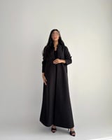 التفرد | بقماش الجوخ الأسود مع قيطان مخمل وجيوب