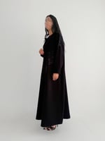 عباية صيفية كريب إندونيسي بتطريز على الياقة والأكم...