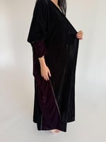 ندى |عباية شتوية مخمل اسود بتدخليه عنابي مع تطريز...