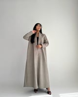 المها | بقماش الجوخ الترابي مع تطريز بنفس لون القم...