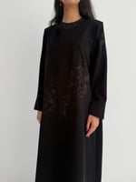 عباية صيفية كريب إندونيسي بتطريز على الياقة والأكم...