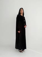 اللؤلؤة | بقماش رويال اسود مع ازرارين امامية نص كل...