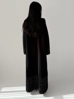 السندس | بقماش الجوخ الأسود مع تطريز زيتي على الأك...