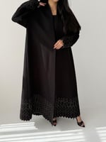 عبايه شتوية جوخ بتطريز على الكم باللون الزيتي