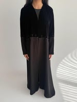 السيادة | بقماش كريب اندونيسي ومخمل مع تطريز تحت ا...