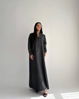 الكيان | بقماش الجوخ الرمادي مع تطريز وردي ناعم