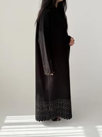 السندس | بقماش الجوخ الأسود مع تطريز زيتي على الأك...