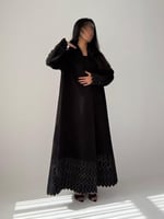 عبايه شتوية جوخ بتطريز على الكم باللون الزيتي