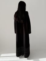 عبايه شتوية جوخ بتطريز على الكم باللون الزيتي