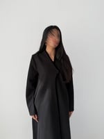 عبايه شتوية جوخ مع قيطان مخمل وبزرار واحد