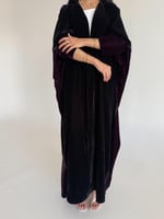 ندى |عباية شتوية مخمل اسود بتدخليه عنابي مع تطريز...