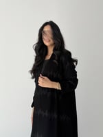 عباية كريب إندونيسي مطرزة – أسود أنيق بنص كلوش