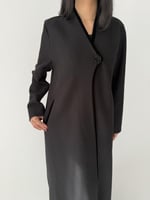 عبايه شتوية جوخ مع قيطان مخمل وبزرار واحد