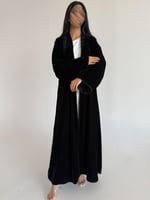 حنين | عباية شتوية مخمل اسود كم مربع بتطريز