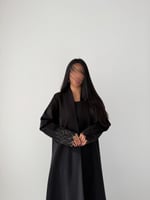 عبايه شتوية جوخ بتطريز على الكم باللون الزيتي