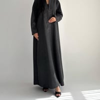 الكيان | بقماش الجوخ الرمادي مع تطريز وردي ناعم