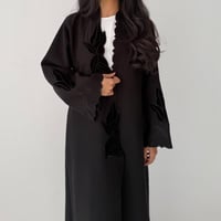 القمة | بقماش جوخ اسود مع تطريز وتخريم الكم مربع