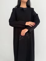 عباية صيفية كريب إندونيسي بتطريز على الياقة والأكم...