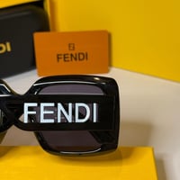 نظارة فندي بعدسة كبيرة باللون الاسود وذراع بشعار ف...