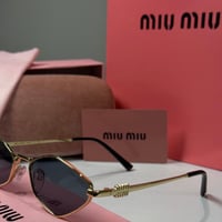 نظارة ميو ميو باللون الذهبي وعدسة سداسية باللون ال...