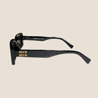 نظارة ميو Mيو باللون الاسود وإطار مستطيل