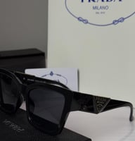 نظارة برادا بعدسة مربعه باللون الاسود وشعار مثلث ب...