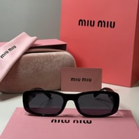 نظارة ميو ميو باللون الاسود وعدسة مستطيلة عريضة