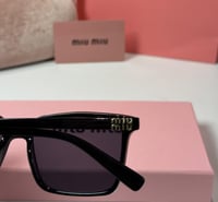 نظارة ميو ميو بعدسة مربعة باللون الاسود