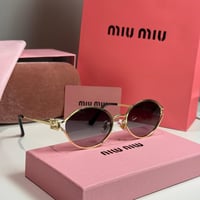 نظارة ميو ميو (Logo) باللون الذهبي وعدسة سوداء مدر...