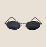 نظارة لويس فيتون بعدسة بيضاوية باللون الفضي