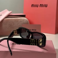 نظارة ميو ميو باللون الاسود وعدسة مستطيلة عريضة