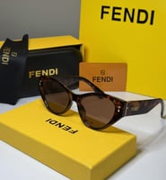 نظارة فندي Cat Eye باللون التايقر