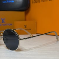 نظارة لويس فيتون بعدسة دائرية باللون الفضي