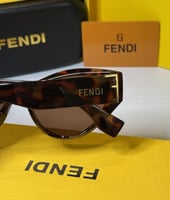 نظارة فندي Cat Eye باللون التايقر